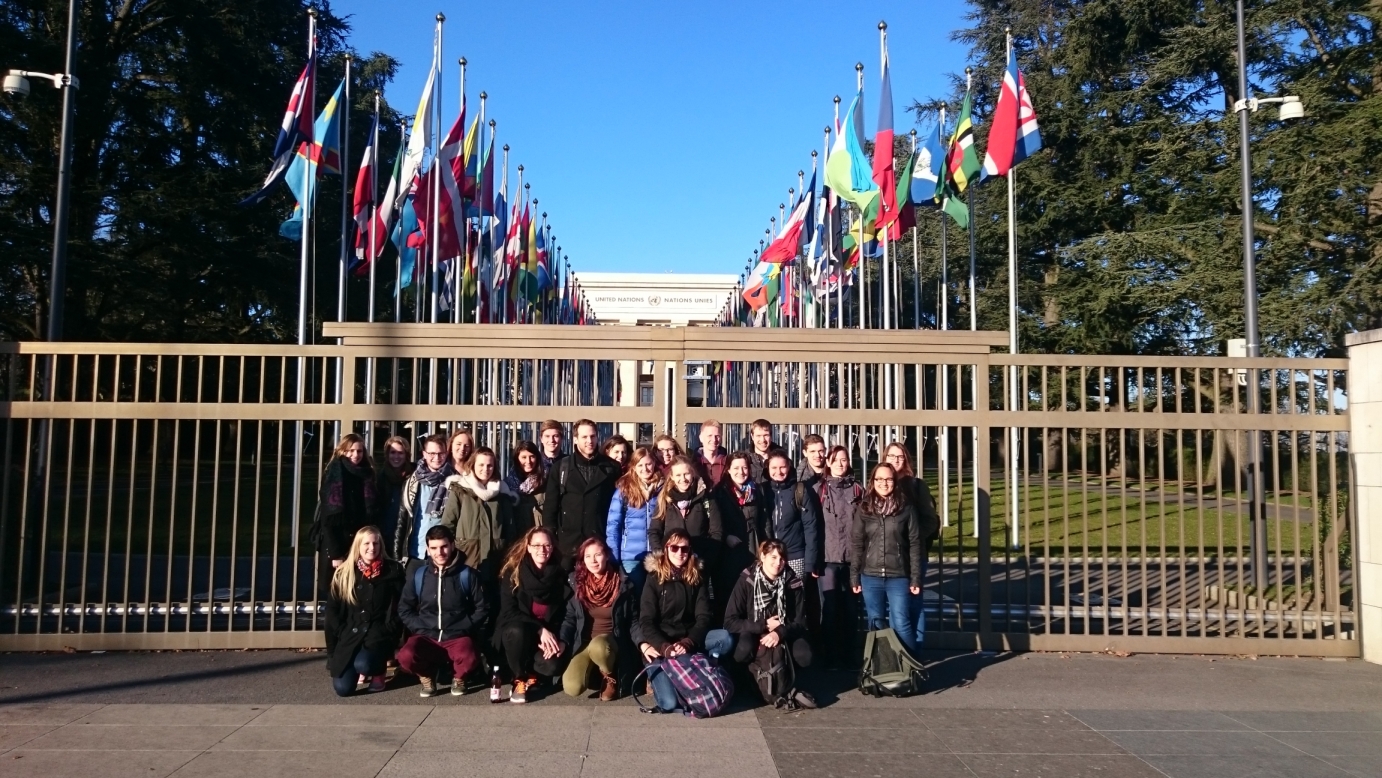 Группа студентов перед Дворцом Наций ООН в Женеве